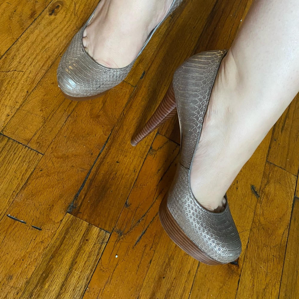 Sold!!!! Guess Adrienas Shoes